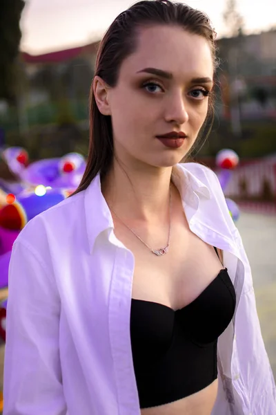 Young Girl White Shirt Amusement Park Portrait Shot Brunette Girl — Stockfoto