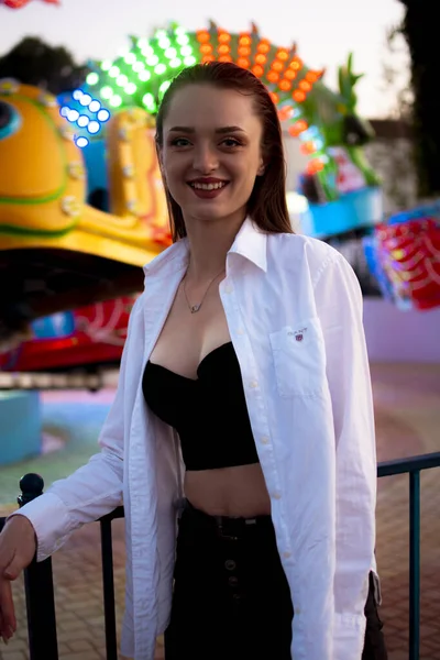 Young Girl White Shirt Amusement Park Portrait Shot Brunette Girl — Foto de Stock