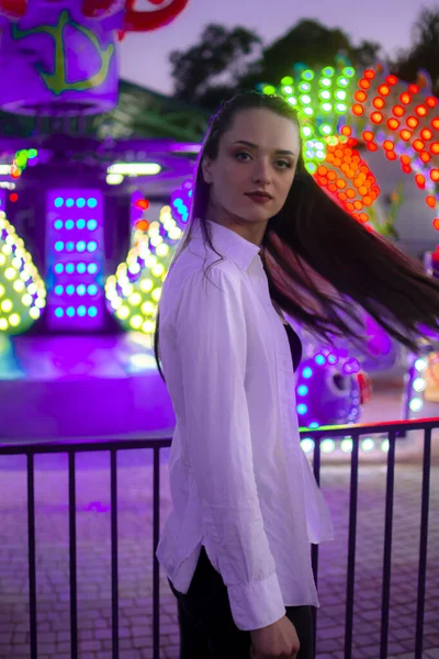 Young Girl White Shirt Amusement Park Portrait Shot Brunette Girl — Stockfoto