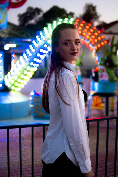 Young Girl White Shirt Amusement Park Portrait Shot Brunette Girl — Stockfoto