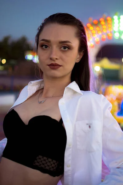 Young Girl White Shirt Amusement Park Portrait Shot Brunette Girl — Stock Photo, Image