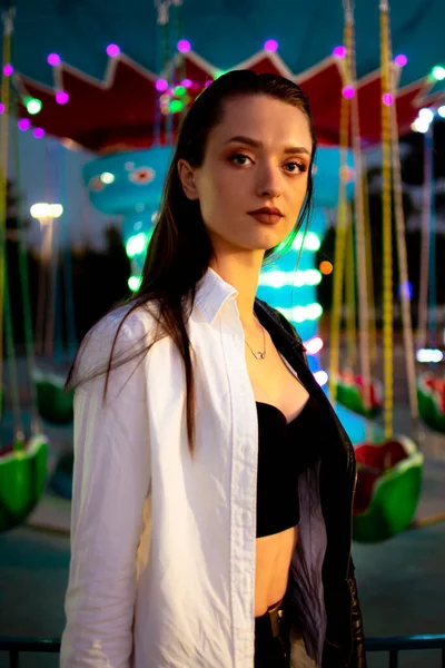 Young Girl White Shirt Amusement Park Portrait Shot Brunette Girl — Stockfoto