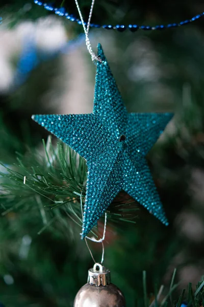 Nieuwjaarsspeelgoed Hangt Aan Kerstboom 2022 — Stockfoto