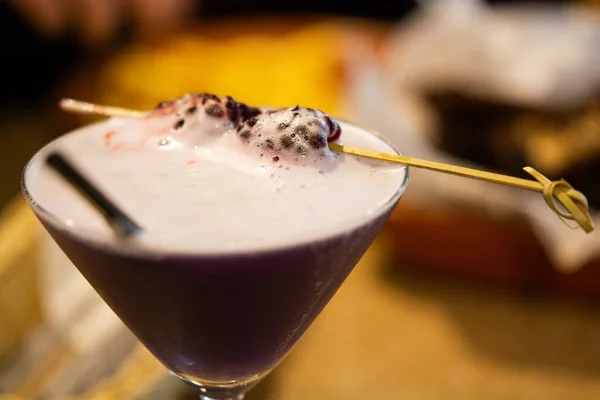 アルコールの釜がテーブルの上にある 紫の釜 — ストック写真