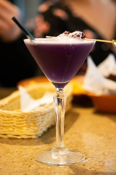 アルコールの釜がテーブルの上にある 紫の釜 — ストック写真