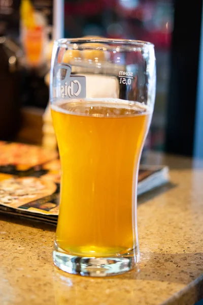テーブルの上にビールのグラスがある テーブルの上には大きなビールが並んでいる — ストック写真