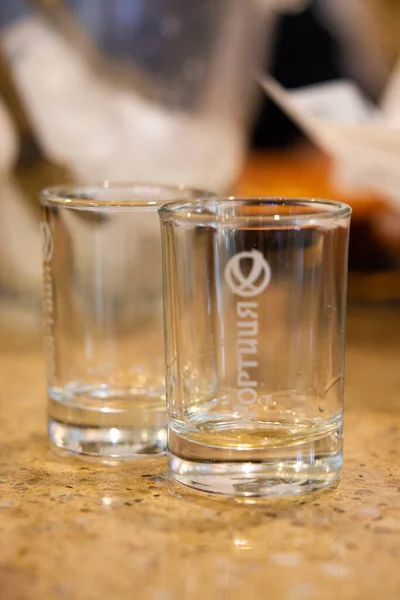 ガラスはテーブルの上にある 液体を含まない透明なガラス — ストック写真