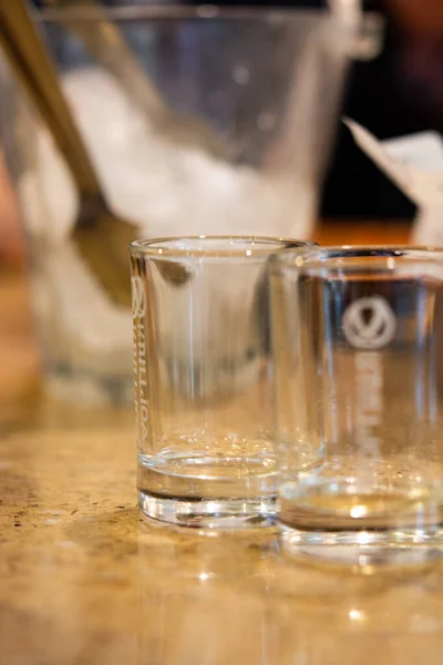 ガラスはテーブルの上にある 液体を含まない透明なガラス — ストック写真