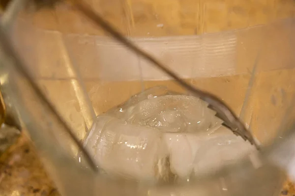 ベージュの背景にガラスの氷のキューブ トップビュー 氷を閉めろ — ストック写真