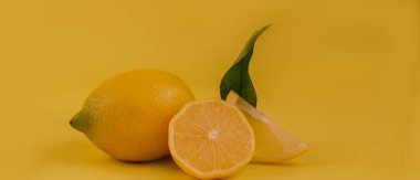 Bir grup limon sarı arka planda bir sepette yatıyor..