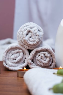 Bitkisel top spa. Beyaz masadaki sağlık için spa masaj ürünleri. Kaplıca vücut temasını kapatın..