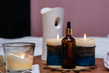 Bitkisel top spa. Beyaz masadaki sağlık için spa masaj ürünleri. Kaplıca vücut temasını kapatın..