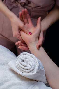 Spa salonunda masaj yaptıran bir kadın.