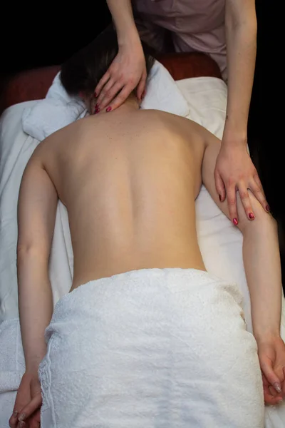 Junge Frauen Bekommen Rückenmassage Massagesalon — Stockfoto