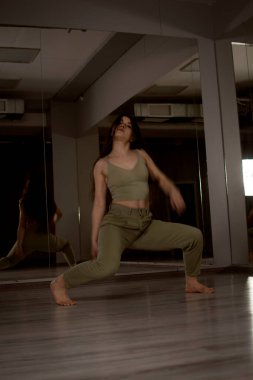 genç kadın dansçı. duvar arka plan üzerinde.