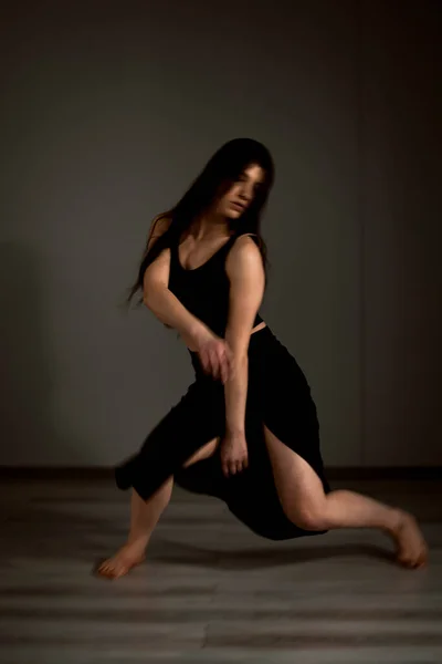 Houkutteleva Tyttö Tanssii Twerk Studiossa — kuvapankkivalokuva