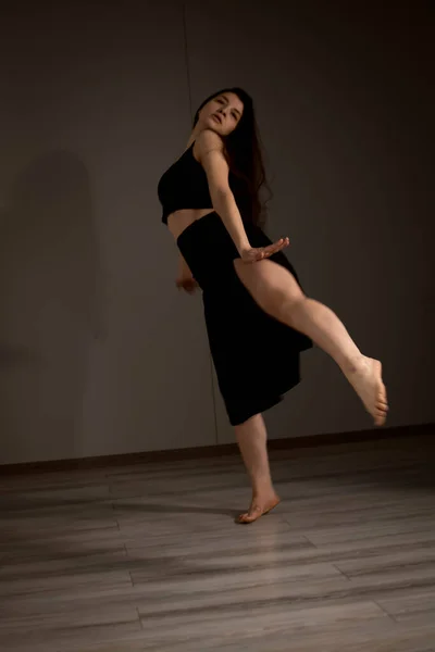 Menina Atraente Dançando Twerk Estúdio — Fotografia de Stock