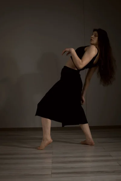 Menina Atraente Dançando Twerk Estúdio — Fotografia de Stock