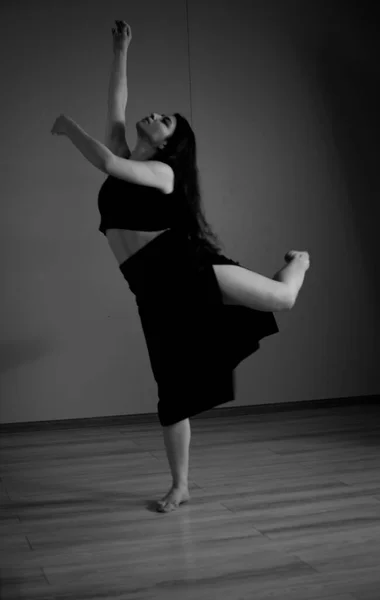 Kaksi Balettityttöä Pitkät Löysät Hiukset Mustissa Tiukoissa Puvuissa Tanssivat Punaisella — kuvapankkivalokuva