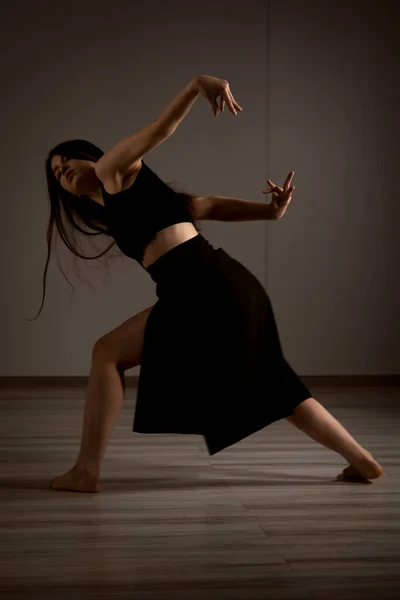 Kaksi Balettityttöä Pitkät Löysät Hiukset Mustissa Tiukoissa Puvuissa Tanssivat Punaisella — kuvapankkivalokuva