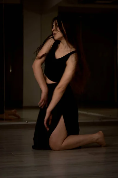 Uma Jovem Dançarina Fundo Parede — Fotografia de Stock