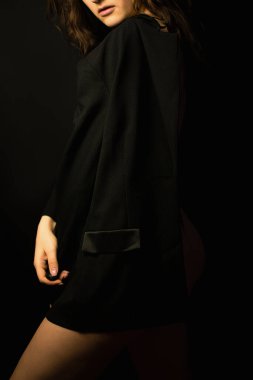 Burgundy korseli esmer kız ve siyah ceketli kız bej arka planda bir sandalyede oturuyor. Uluslararası Kadınlar Günü. Sevgililer Günü.