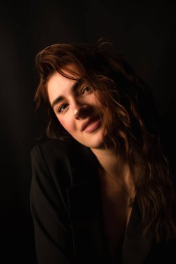 Siyah takım elbiseli, güzel ve seksi bir kadın. Kozmetoloji. Yüz ve vücut bakımı. Uluslararası Kadınlar Günü. Sevgililer Günü