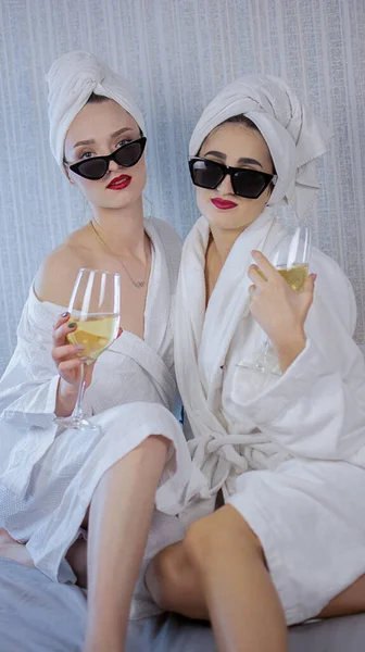 Meninas Roupões Banho Toalhas Cabeça Óculos Sol Bebem Vinho — Fotografia de Stock