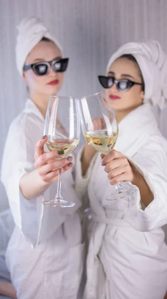 バスローブの女の子頭にタオルサングラスをかけてワインを飲む — ストック写真