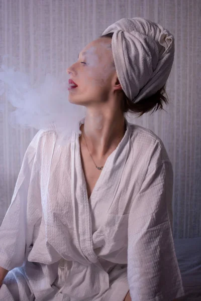 Привлекательная Женщина Дымящийся Дующий Дым Изолированные Белом — стоковое фото