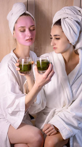 Young Beautiful Girl Gets Pink Facial Mask Spa Beauty Salon — Stock Photo, Image