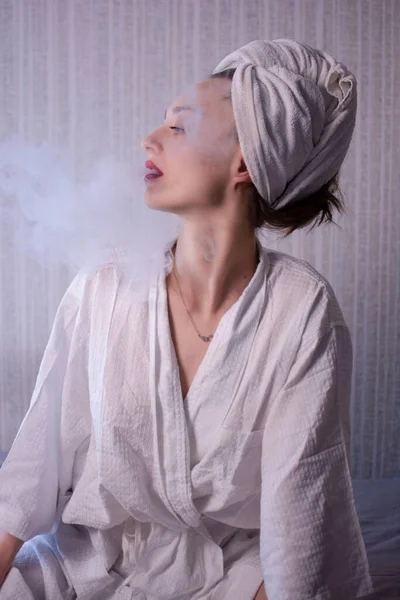 Mulher Atraente Vaping Soprando Fumaça Isolado Branco — Fotografia de Stock