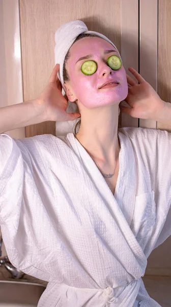 Joven Hermosa Chica Consigue Una Máscara Facial Rosa Salón Belleza —  Fotos de Stock