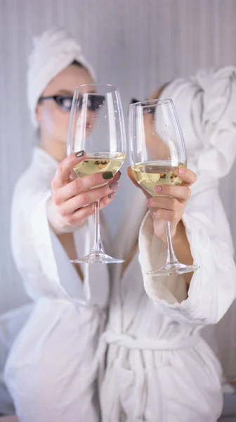 バスローブの女の子頭にタオルサングラスをかけてワインを飲む — ストック写真