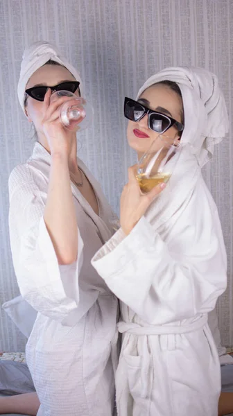 穿着浴衣 头戴毛巾 戴着太阳镜的女孩喝酒 — 图库照片