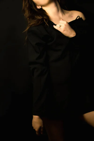 Дівчина Бургундському Корсеті Чорна Куртка Сидять Стільці Бежевому Фоні Міжнародний — стокове фото