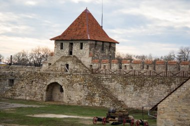 Taş bir ortaçağ kalesinin duvarları ve kuleleri. Ortaçağ kalesi panoraması. Taş kale duvarları.