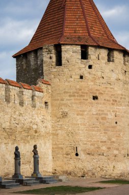 Taş bir ortaçağ kalesinin duvarları ve kuleleri. Ortaçağ kalesi panoraması. Taş kale duvarları.