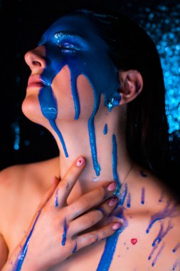 Moda Model kız renkli yüz boyama. Güzellik moda sanat portre akan ile güzel kadının sıvı boya, soyut makyaj. Canlı Boyama makyaj, parlak renkler. Vogue çok renkli yaratıcı makyaj