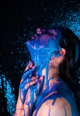 Moda Model kız renkli yüz boyama. Güzellik moda sanat portre akan ile güzel kadının sıvı boya, soyut makyaj. Canlı Boyama makyaj, parlak renkler. Vogue çok renkli yaratıcı makyaj