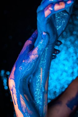 Moda Model kız renkli yüz boyama. Güzellik moda sanat portre akan ile güzel kadının sıvı boya, soyut makyaj. Canlı Boyama makyaj, parlak renkler. Vogue çok renkli yaratıcı makyaj