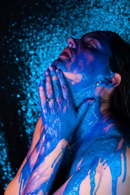 Moda Model kız renkli yüz boyama. Güzellik moda sanat portre akan ile güzel kadının sıvı boya, soyut makyaj. Canlı Boyama makyaj, parlak renkler. Vogue çok renkli yaratıcı makyaj