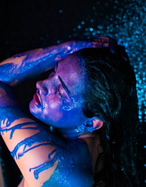 Moda Model kız renkli yüz boyama. Güzellik moda sanat portre akan ile güzel kadının sıvı boya, soyut makyaj. Canlı Boyama makyaj, parlak renkler. Vogue çok renkli yaratıcı makyaj