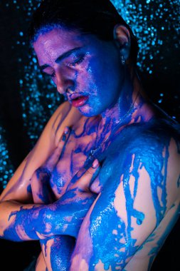 Moda Model kız renkli yüz boyama. Güzellik moda sanat portre akan ile güzel kadının sıvı boya, soyut makyaj. Canlı Boyama makyaj, parlak renkler. Vogue çok renkli yaratıcı makyaj