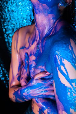 Moda Model kız renkli yüz boyama. Güzellik moda sanat portre akan ile güzel kadının sıvı boya, soyut makyaj. Canlı Boyama makyaj, parlak renkler. Vogue çok renkli yaratıcı makyaj