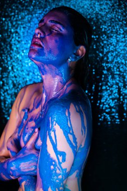 Moda Model kız renkli yüz boyama. Güzellik moda sanat portre akan ile güzel kadının sıvı boya, soyut makyaj. Canlı Boyama makyaj, parlak renkler. Vogue çok renkli yaratıcı makyaj