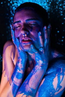 Moda Model kız renkli yüz boyama. Güzellik moda sanat portre akan ile güzel kadının sıvı boya, soyut makyaj. Canlı Boyama makyaj, parlak renkler. Vogue çok renkli yaratıcı makyaj