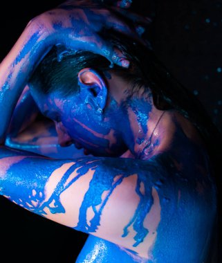 Moda Model kız renkli yüz boyama. Güzellik moda sanat portre akan ile güzel kadının sıvı boya, soyut makyaj. Canlı Boyama makyaj, parlak renkler. Vogue çok renkli yaratıcı makyaj