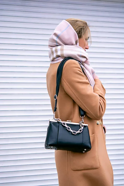 Ein Mädchen Beigem Mantel Schwarzer Brille Eine Schwarze Tasche Der — Stockfoto