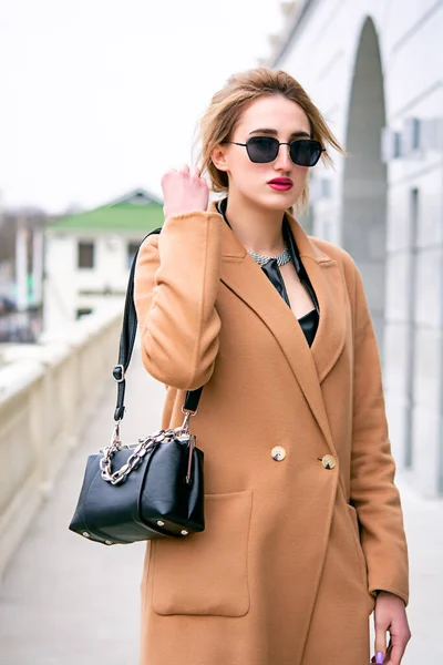 Une Fille Manteau Beige Des Lunettes Noires Sac Noir Main — Photo